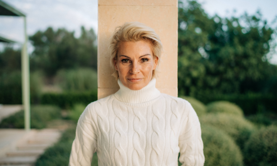 Frau mit jugendlicher Haut dank Spilanthol Serum